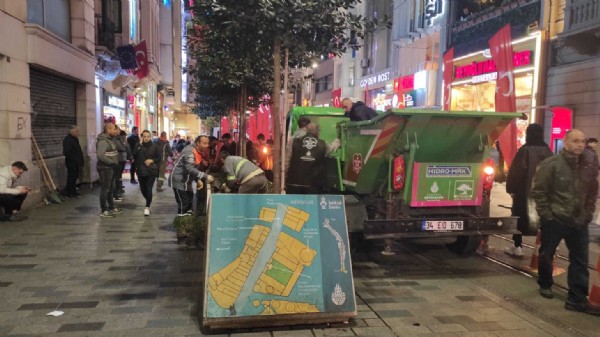 İstiklal Caddesi'ndeki ağaçlar kaldırılıyor...